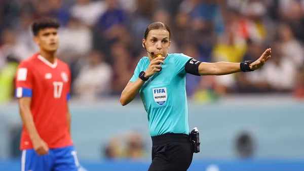 [Infographic] Nữ trọng tài đầu tiên bắt chính tại World Cup bóng đá nam