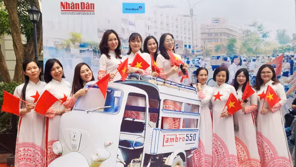 Các đảng viên thuộc Chi bộ Trường Mẫu giáo mầm non A (quận Hoàn Kiếm, Hà Nội) tham gia buổi sinh hoạt chi bộ đặc biệt tại Triển lãm tương tác của Báo Nhân Dân. 