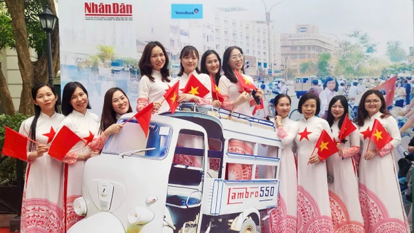 Các đảng viên thuộc Chi bộ Trường Mẫu giáo mầm non A (quận Hoàn Kiếm, Hà Nội) tham gia buổi sinh hoạt chi bộ đặc biệt tại Triển lãm tương tác của Báo Nhân Dân. 