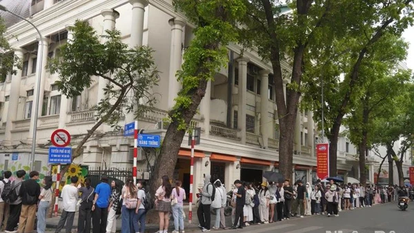 [Video] Cuối giờ chiều 27/4, nhiều bạn trẻ kiên nhẫn xếp hàng chờ nhận phụ san đặc biệt của Báo Nhân Dân