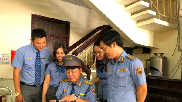 Tổ tàu xem lại hình ảnh đỡ đẻ sản phụ Nguyễn Thị Nhâm trên tàu