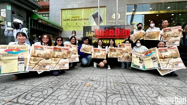 Phụ san đặc biệt báo Nhân Dân tặng đồng bào miền Nam