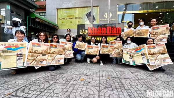 Phụ san đặc biệt báo Nhân Dân tặng đồng bào miền Nam