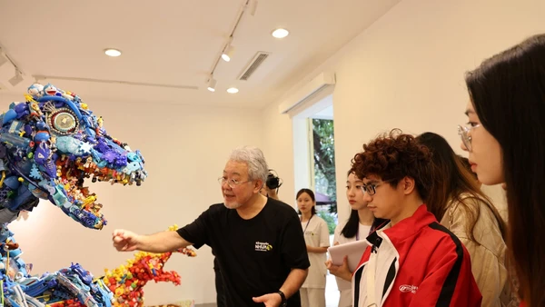 Nghệ sĩ Fuji Hiroshi giao lưu với khán giả trong ngày khai mạc triển lãm tại Hà Nội. Nguồn: JP