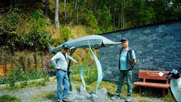 Ông Kuznetsov (bìa phải) và tác giả.