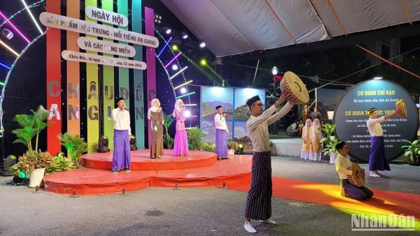 Quang cảnh khai mạc ngày hội sản phẩm đặc trưng, nổi tiếng