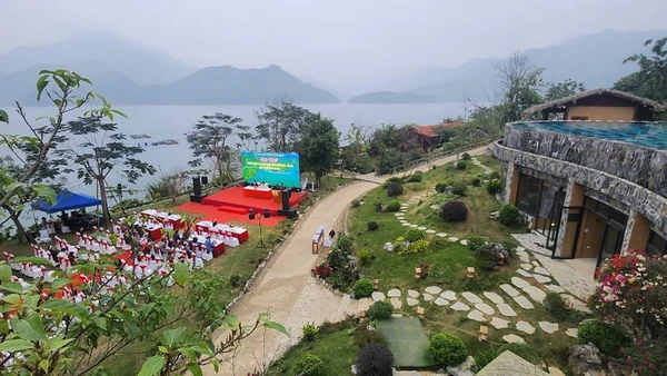 Huyện Đà Bắc có nhiều khu nghỉ dưỡng hấp dẫn du khách trong và ngoài nước.