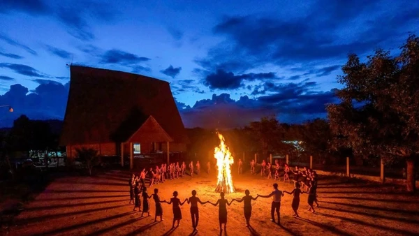 Cồng chiêng, múa xoang bên ánh lửa, nét đặc trưng trong lễ hội của đồng bào Tây Nguyên. (Ảnh: QUANG DŨNG)