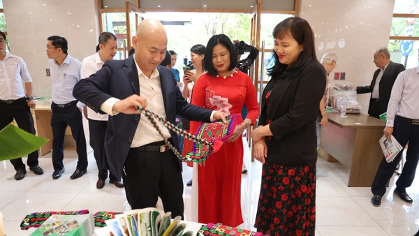 Các đại biểu tham quan các sản phẩm đặc trưng của vùng đồng bào dân tộc thiểu số và miền núi tỉnh Cao Bằng