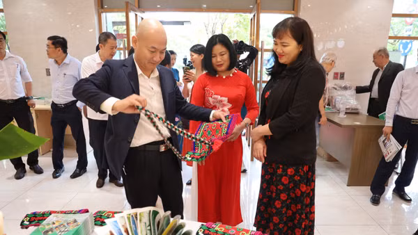 Các đại biểu tham quan các sản phẩm đặc trưng của vùng đồng bào dân tộc thiểu số và miền núi tỉnh Cao Bằng