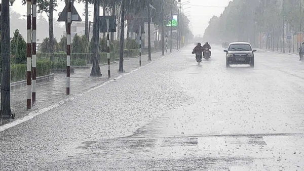 Mưa nặng hạt gây ngập một số tuyến đường nội ô thành phố Vị Thanh, Hậu Giang.