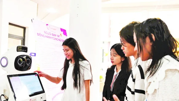 Em Võ Nguyễn Tường Minh (người đầu tiên từ trái sang) và nhóm nữ sinh thành viên Câu lạc bộ giới thiệu sản phẩm chatbot với các đại biểu Đại hội Cháu ngoan Bác Hồ thành phố Hà Nội lần thứ XV