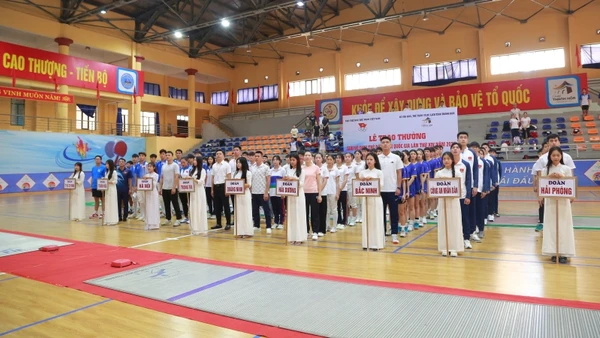 Tám đoàn vận động viên tham gia giải đấu.