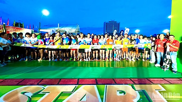Đông đảo vận động viên tham gia giải đua Marathon về chủ đề “Hương rừng U Minh” tổ chức tại Cà Mau vào rạng sáng 26/11.