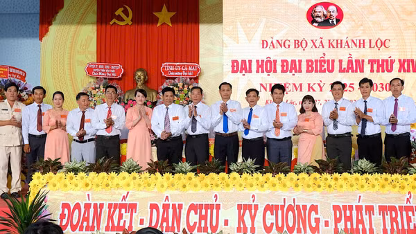 Ra mắt Ban Chấp hành Đảng bộ xã Khánh Lộc, huyện Trần Văn Thời, tỉnh Cà Mau, nhiệm kỳ 2025-2030. (Ảnh minh họa: HỮU TÙNG)