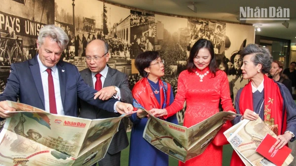 [Ảnh] Giới thiệu phụ san đặc biệt của Báo Nhân Dân tại Pháp