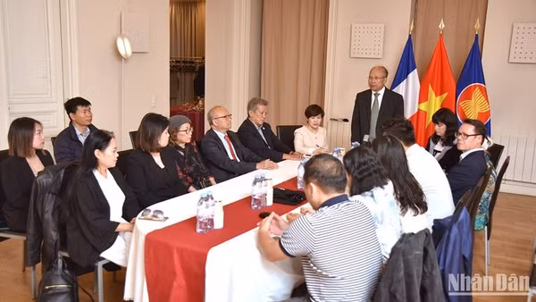 Đại sứ Đinh Toàn Thắng mong rằng các hội đoàn và cộng đồng người Việt tại Pháp tích cực tổ chức hoạt động quyên góp, thiện nguyện giúp bà con bị bão lũ. (Ảnh: KHẢI HOÀN)