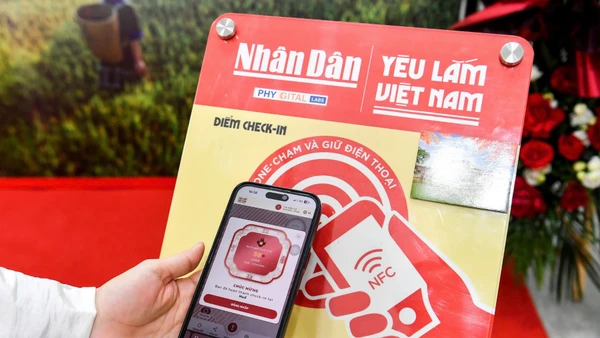 Chỉ cần chạm điện thoại, du khách có thể mở ra một không gian số với nhiều tính năng được tích hợp.