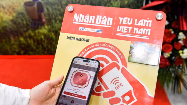 Chỉ cần chạm điện thoại, du khách có thể mở ra một không gian số với nhiều tính năng được tích hợp.