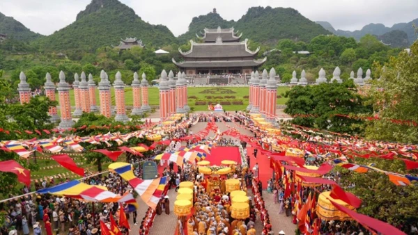 Chư tôn đức tăng ni cung nghinh xá lợi Phật vào Điện Tam Thế trong chùa Tam Chúc.