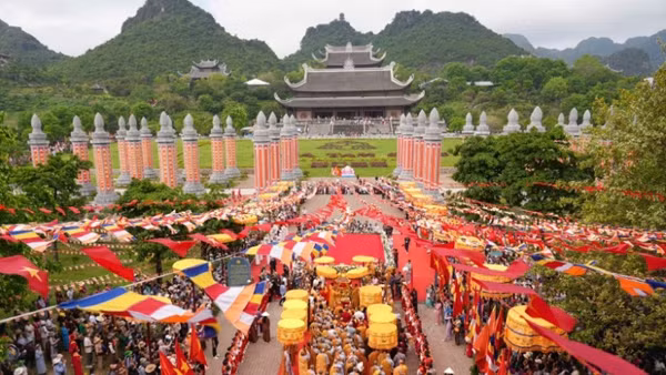 Chư tôn đức tăng ni cung nghinh xá lợi Phật vào Điện Tam Thế trong chùa Tam Chúc.