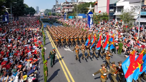 Đoàn diễu binh, diễu hành trên đường phố trong sự chào đón của hàng chục nghìn người dân. (Ảnh: TUẤN HUY)