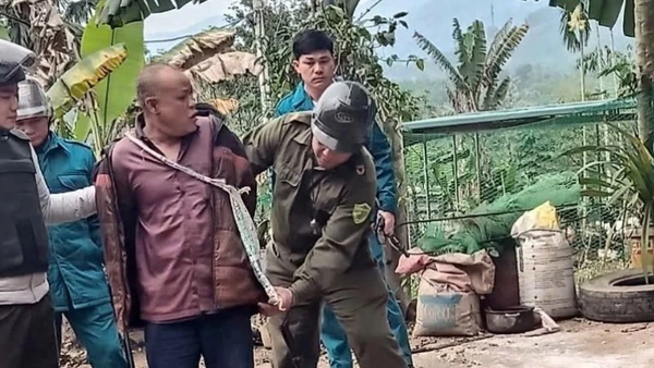 Lực lượng chức năng bắt giữ đối tượng Bùi Văn Chin.