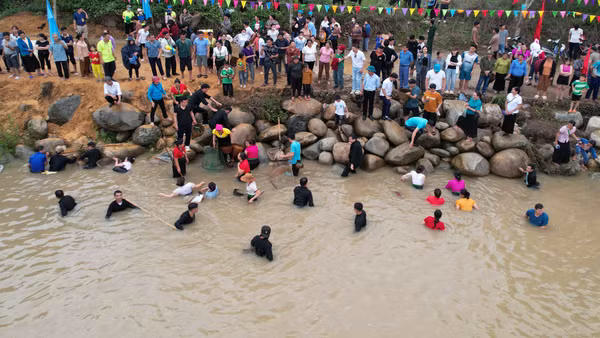 Từ bao đời nay, cuộc sống của người Thái luôn gắn liền với những con sông, con suối. (Trong ảnh: Bà con thi bắt cá suối.)