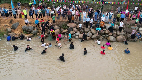 Từ bao đời nay, cuộc sống của người Thái luôn gắn liền với những con sông, con suối. (Trong ảnh: Bà con thi bắt cá suối.)
