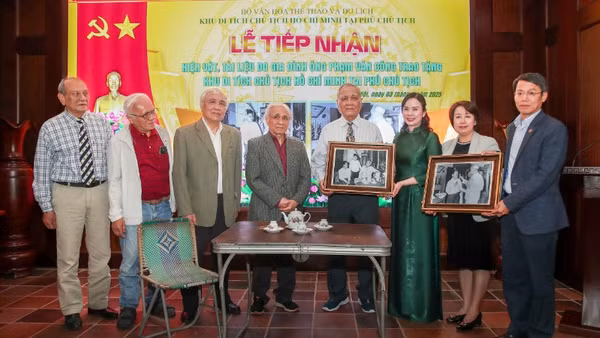 Khu Di tích Chủ tịch Hồ Chí Minh tại Phủ Chủ tịch tiếp nhận hiện vật do gia đình cụ ông Phạm Văn Công trao tặng. (Ảnh: NAM NGUYỄN).