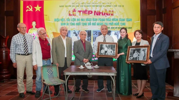 Khu Di tích Chủ tịch Hồ Chí Minh tại Phủ Chủ tịch tiếp nhận hiện vật do gia đình cụ ông Phạm Văn Công trao tặng. (Ảnh: NAM NGUYỄN).