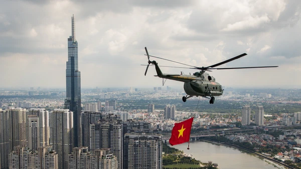 Trực thăng kéo cờ Tổ quốc bay qua tòa Landmark 81 khánh thành năm 2018, công trình này trở thành tòa tháp cao nhất Việt Nam, được xem là biểu tượng mới trong không gian đô thị và sự phát triển của Thành phố Hồ Chí Minh.