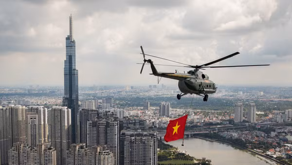 Trực thăng kéo cờ Tổ quốc bay qua tòa Landmark 81 khánh thành năm 2018, công trình này trở thành tòa tháp cao nhất Việt Nam, được xem là biểu tượng mới trong không gian đô thị và sự phát triển của Thành phố Hồ Chí Minh.