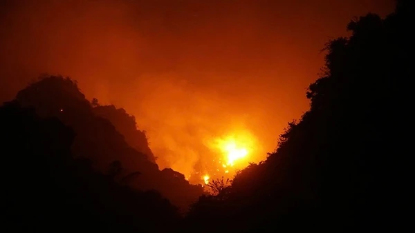 Đám cháy trên núi cao, rất khó khăn cho công tác dập lửa.