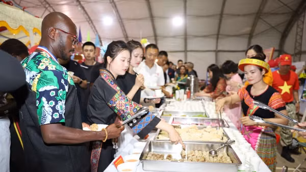 Khách quốc tế thưởng thức ẩm thực Việt Nam trong khuôn khổ Lễ hội Văn hóa và Ẩm thực đa quốc gia tại Phái bộ an ninh lâm thời Liên hợp quốc tại Abyei. (Ảnh: LÊ THUẦN)