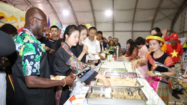 Khách quốc tế thưởng thức ẩm thực Việt Nam trong khuôn khổ Lễ hội Văn hóa và Ẩm thực đa quốc gia tại Phái bộ an ninh lâm thời Liên hợp quốc tại Abyei. (Ảnh: LÊ THUẦN)