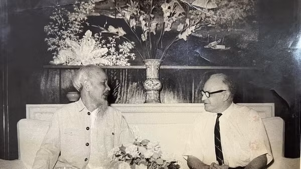 Chủ tịch Hồ Chí Minh tiếp thân mật ông Eduardo Gallegos, Ủy viên Bộ Chính trị, Trưởng Ban Đối ngoại Trung ương Đảng Cộng sản Venezuela thăm Việt Nam và dự Quốc khánh 2/9/1964. (Ảnh tư liệu do Đại sứ quán Việt Nam tại Venezuela cung cấp)