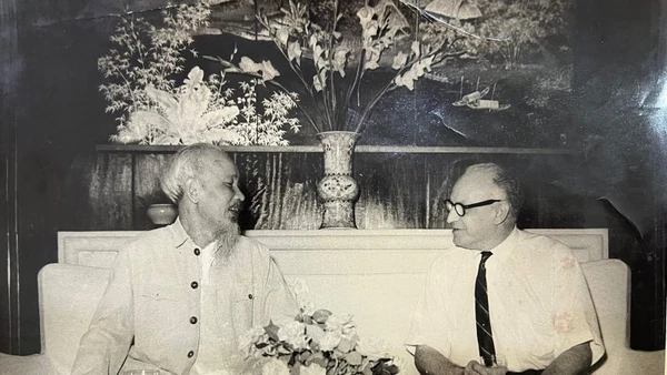 Chủ tịch Hồ Chí Minh tiếp thân mật ông Eduardo Gallegos, Ủy viên Bộ Chính trị, Trưởng Ban Đối ngoại Trung ương Đảng Cộng sản Venezuela thăm Việt Nam và dự Quốc khánh 2/9/1964. (Ảnh tư liệu do Đại sứ quán Việt Nam tại Venezuela cung cấp)