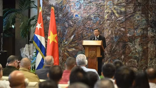 Đại sứ Việt Nam tại Cuba Lê Quang Long phát biểu tại buổi lễ. (Ảnh: Đại sứ quán Việt Nam tại Cuba)