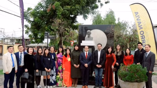Các đại biểu thành kính dâng hoa tại tượng đài Chủ tịch Hồ Chí Minh (Ảnh: Đại sứ quán Việt Nam tại Chile)