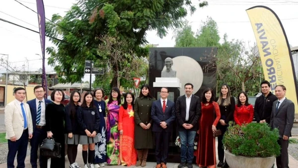 Các đại biểu thành kính dâng hoa tại tượng đài Chủ tịch Hồ Chí Minh (Ảnh: Đại sứ quán Việt Nam tại Chile)