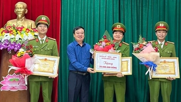 Bí thư Huyện ủy Ninh Giang, tỉnh Hải Dương khen thưởng lực lượng công an huyện có thành tích xuất sắc đột xuất.