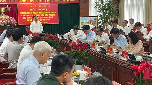 Đồng chí Trần Cẩm Tú, Ủy viên Bộ Chính trị, Thường trực Ban Bí thư và Đoàn công tác làm việc với Ban Thường vụ Tỉnh ủy Hải Dương.