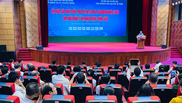 Các đại biểu nghe Giáo sư Ngô Bảo Châu thuyết trình về ứng dụng công nghệ số.