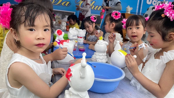 Trẻ Trường mầm non Thanh Bình trải nghiệm hoạt động tô tượng.