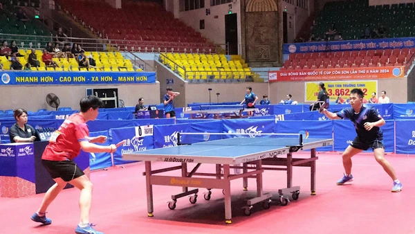 Các vận động viên thi đấu nội dung đồng đội nam.