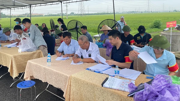 Các thành viên Tổ kiểm kê thiết lập biên bản kiểm đếm và bàn giao hồ sơ cho cơ quan chức năng tại buổi cưỡng chế.