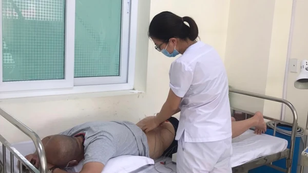 Chăm sóc người ngộ độc thực phẩm ở Trung tâm Y tế Hải Dương.