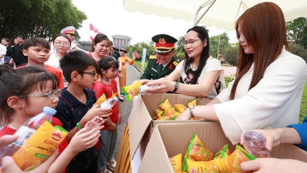 Nước uống, sữa và bánh đã được cán bộ, nhân viên, chiến sĩ của Ban Quản lý Lăng và Sở Du lịch Hà Nội trao tận tay người dân và du khách.