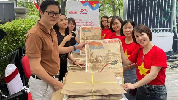 Độc giả háo hức nhận phụ san đặc biệt của Báo Nhân Dân.